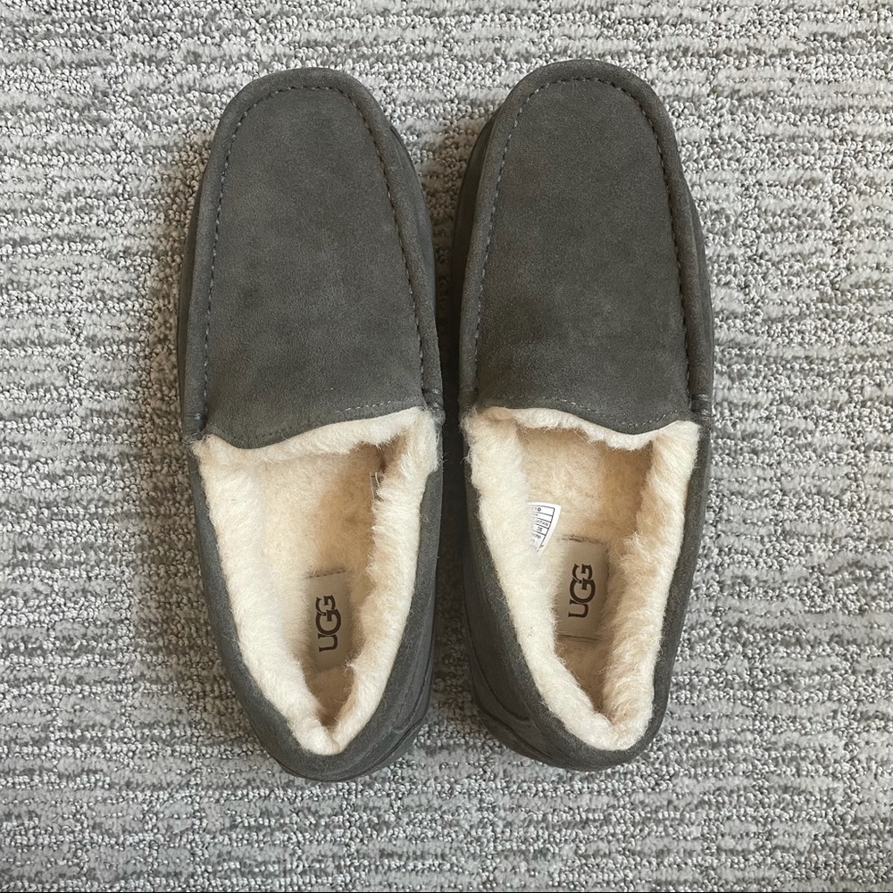 NWOT Ugg Slippers W8